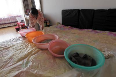 甘南楼上漏水，住户失联，小区没物管，业主维权难！律师来支招……